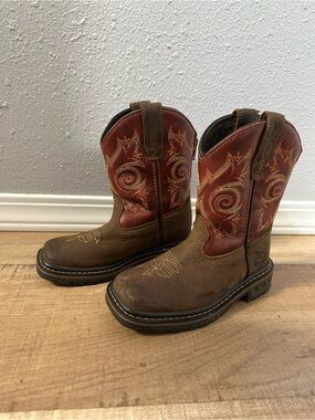 Kids 10M Georgia Boots. Basically brand new. Zip up back